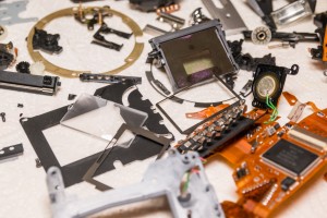 Mattscheibe, Spiegel (mit halbdurchlässigem Bereich für den Autofokus) und die Federn für die DX-Decodierung