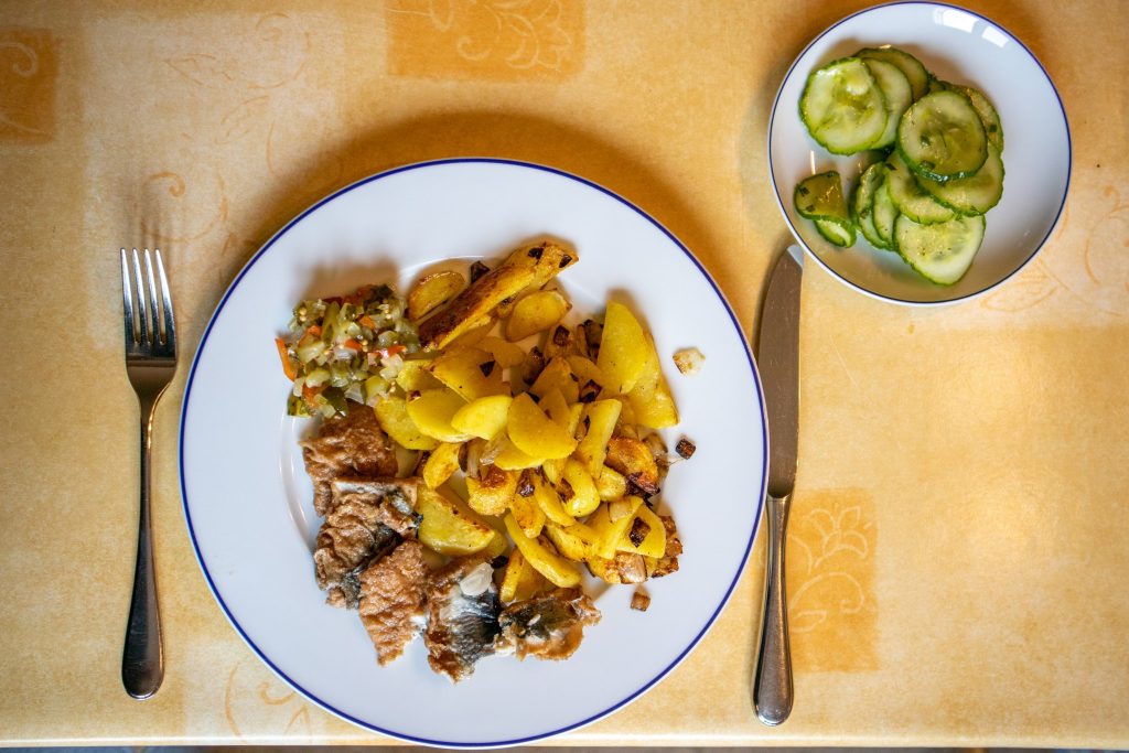 Bratkartoffeln mit Brathering, Bostongurka und Gurkensalat